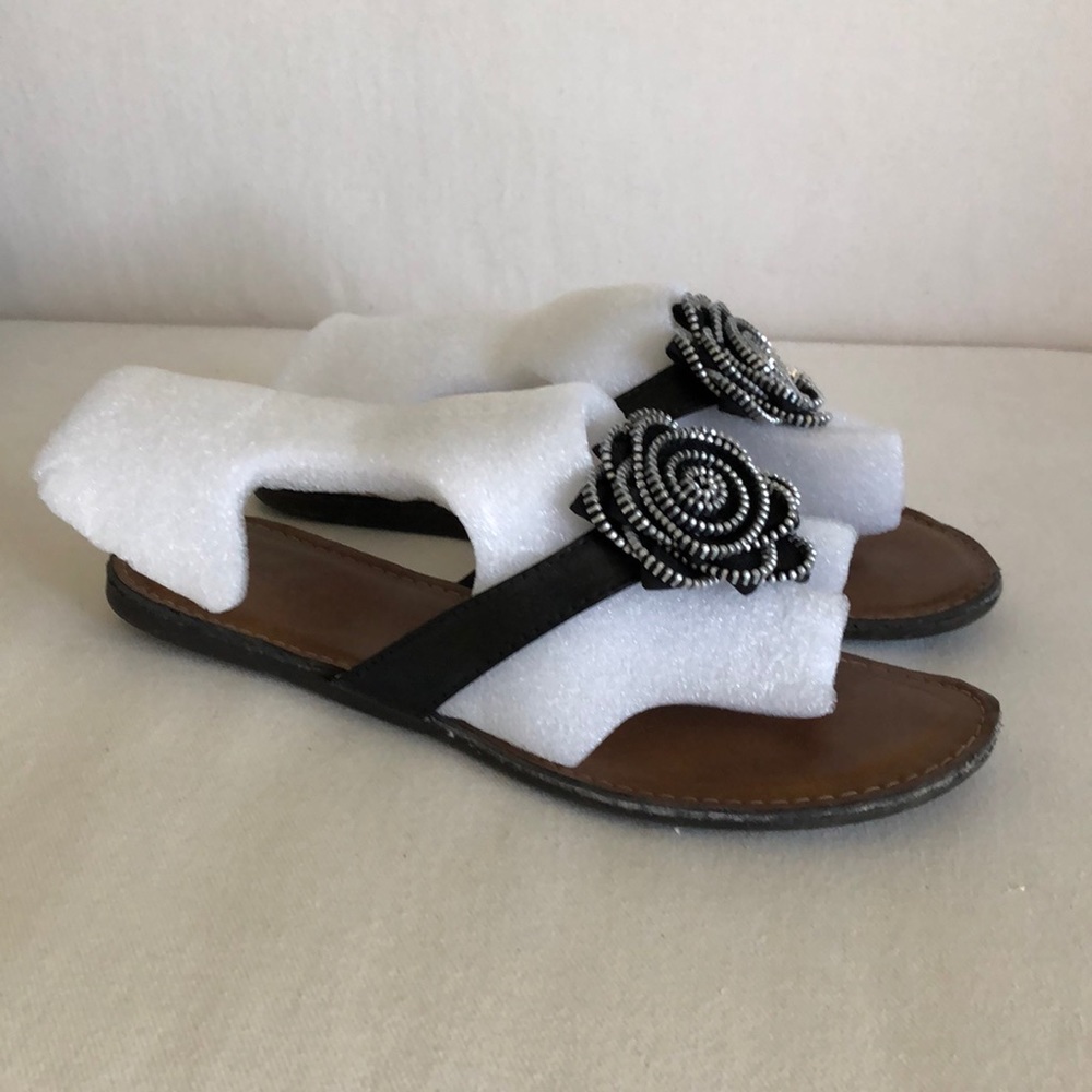 Hannah Comfort Black/Silver Flower Thongs Size 8